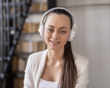 portrait-femme-au-travail-ayant-appel-video-3-scaled.jpg